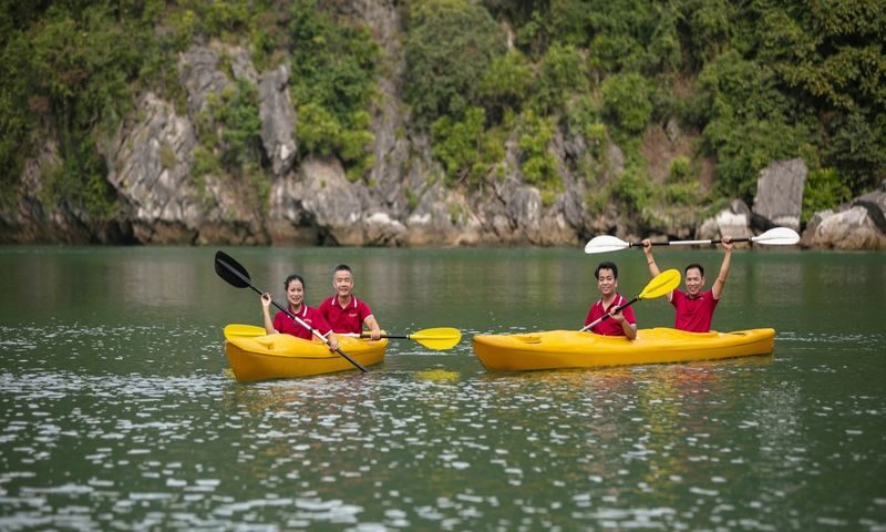 La Casta Luxury Day Cruise: Ha Long Bay with Sung Sot & Ti Top - Luon Cave: choose a kayak or bamboo boat