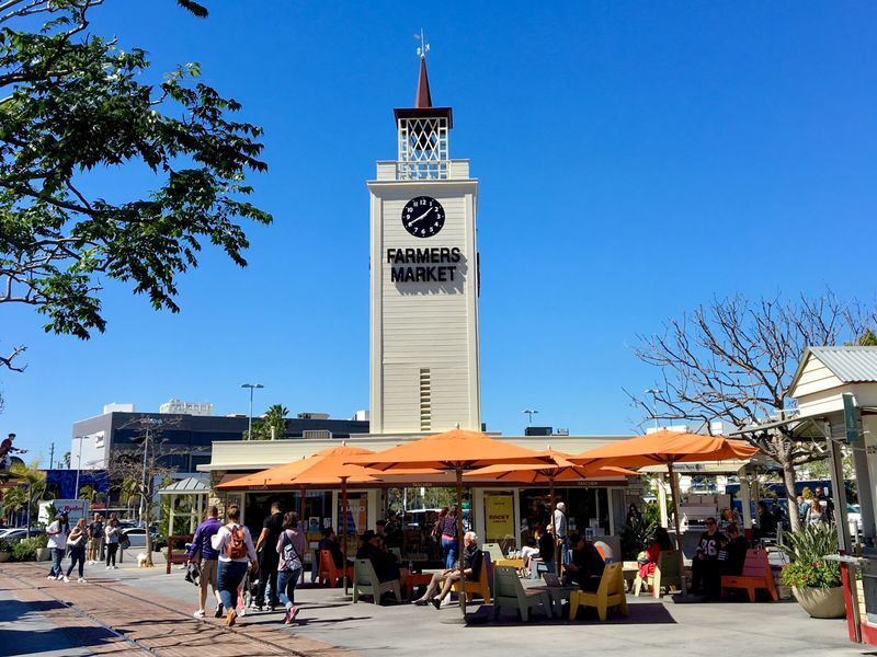 LA City and Beaches Iconic Day Tour with Optional Transfers - What the guide adds to the drive