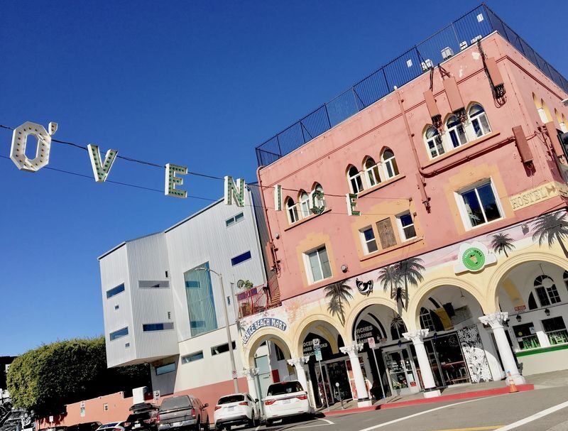 LA City and Beaches Iconic Day Tour with Optional Transfers - Who should book this LA day tour