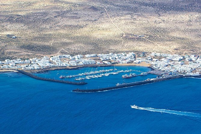 La Graciosa a Tu Disposición (Traslado En Autobús Y Boleto De Ferry De Regreso) - Positive Experiences
