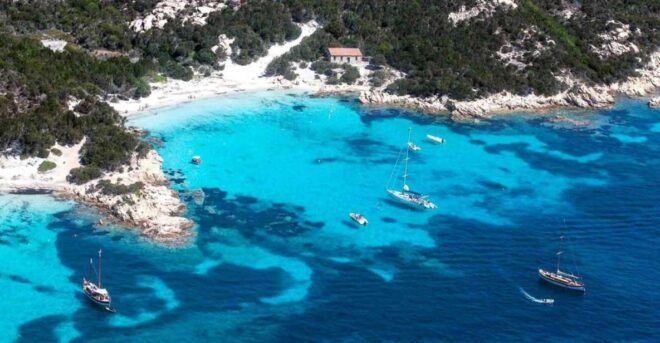La Maddalena: Island Tour With Aperitif and Brunch on Board - Boat Features