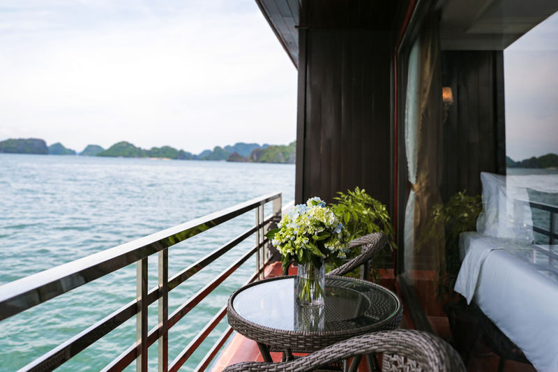 La Pandora 2D1N Cruise: Ha Long Bay & Lan Ha Bay Tour - Guides and the rhythm of the trip