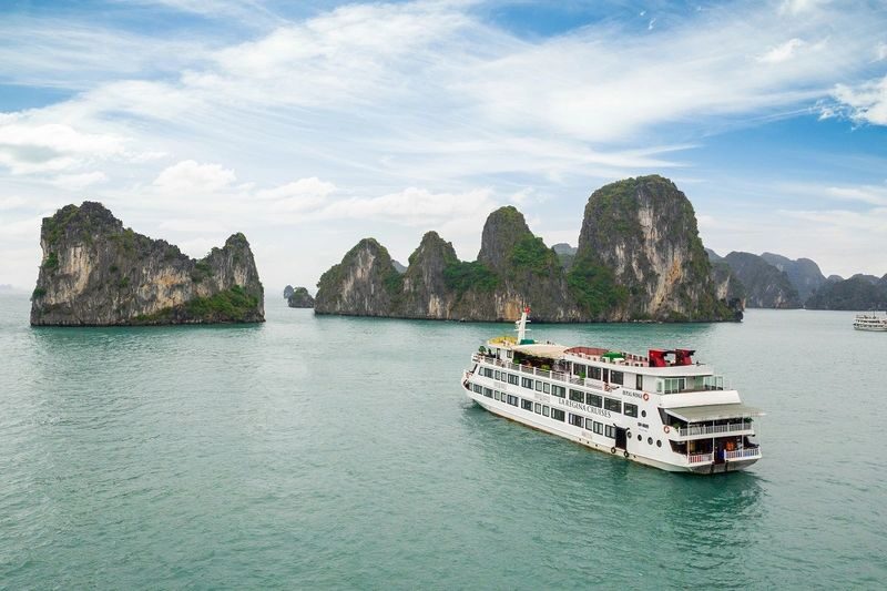 La Regina Royal 2D1N Cruise: Ha Long Bay with Sung Sot & Ti Top - At a glance: five details that matter