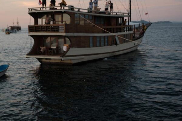 Labuan Bajo: 3-Day 2-Night Tour With Komodo and Pink Beach - Inclusions and Amenities