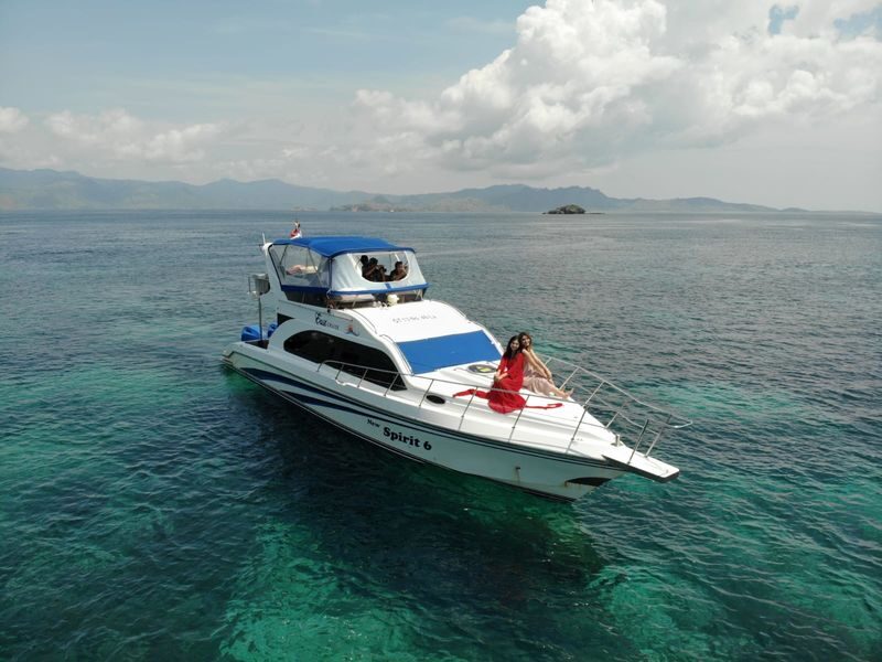 Labuan Bajo Full-Day Speedboat Tour by East Cruise Komodo - Pink Beach: striking colour, limited time