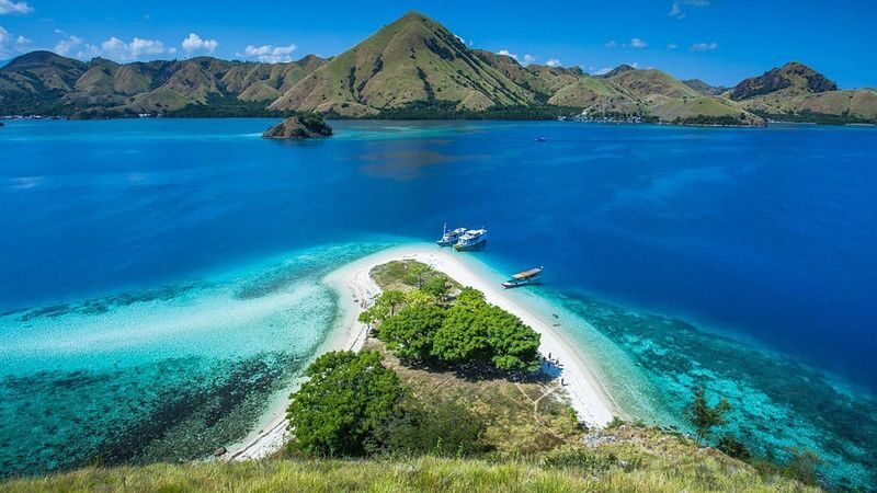 Labuan Bajo Komodo & Islands Private Full-Day Boat Tour - Four stops, one long day from Labuan Bajo