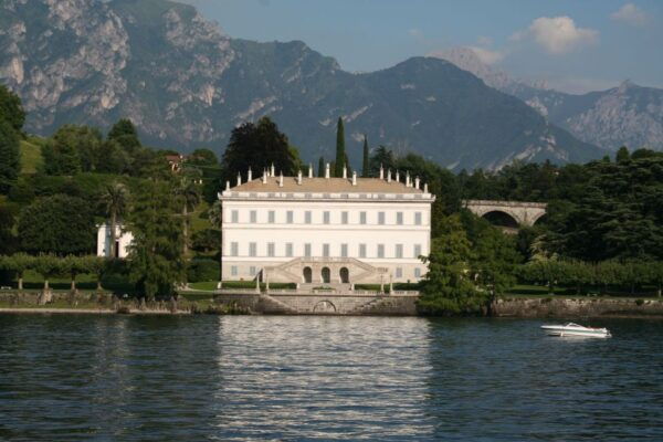 Lake Como: Highlights Tour With a Local by Private Car - Languages and Highlights