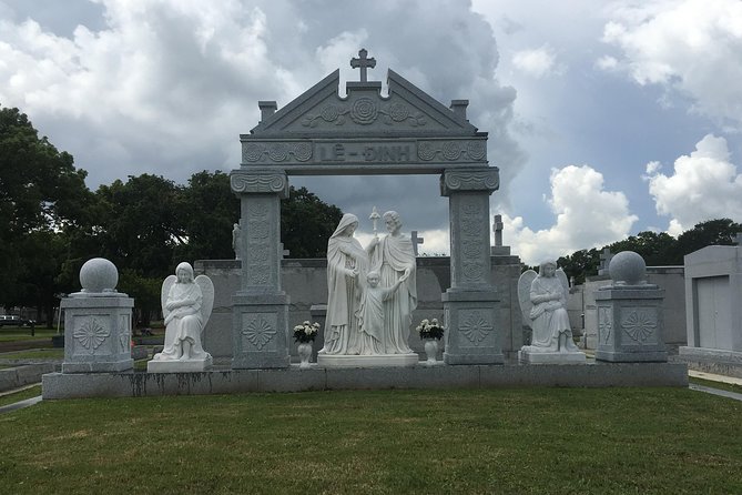 Lake Lawn Metairie Cemetery Walking Tour - Common Questions