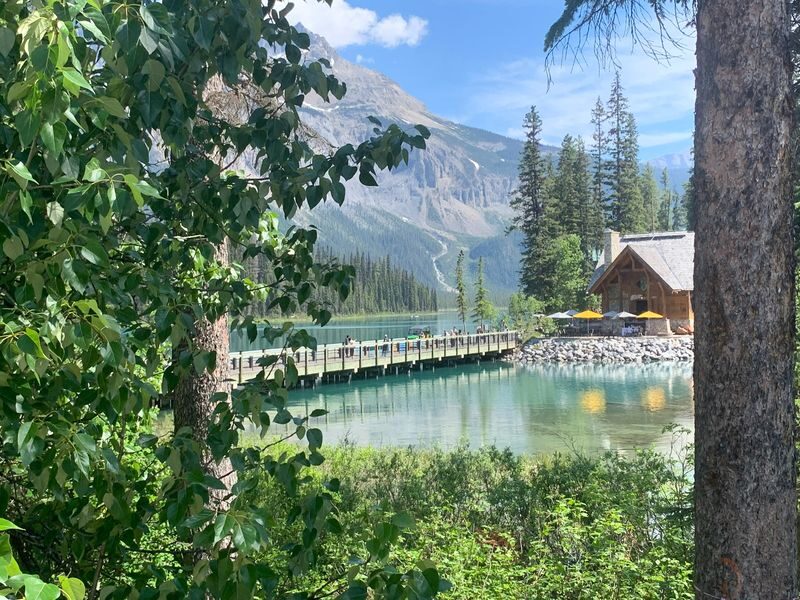 Lake Louise, Moraine Lake, Emerald Lake, Yoho & Banff Town Day Tour - Lunch in Lake Louise Village: Keep It Simple
