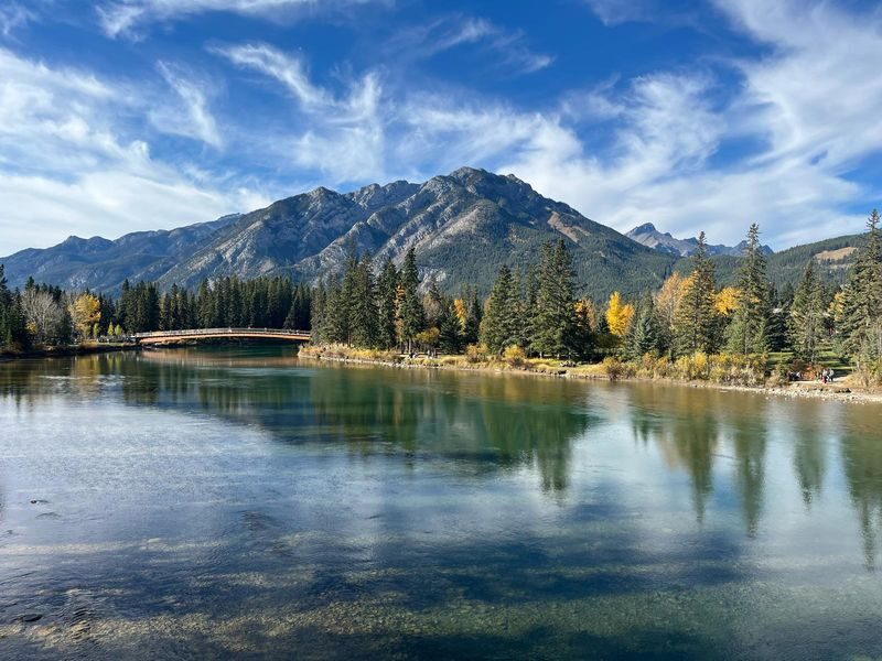 Lake Louise,Moraine Lake/Johnston Canyon and Banff Hot springs Tour - A small group and a guide who adds context