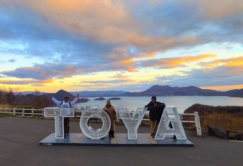 Lake Toya & Noboribetsu Full-Day Local Food Experience - Showa Shinzan and Mount Usu: the day’s high point