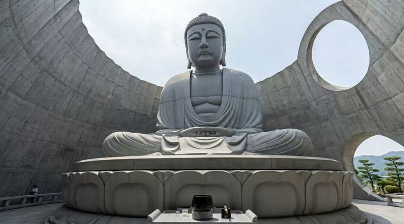 Lake Toya & Noboribetsu Hell Valley Full-Day Tour - The Hill of the Buddha: a striking first stop