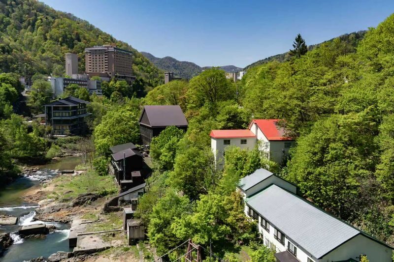 Lake Toya & Noboribetsu Hell Valley Full-Day Tour - Ropeway and bear ranch: memorable, but budget extra
