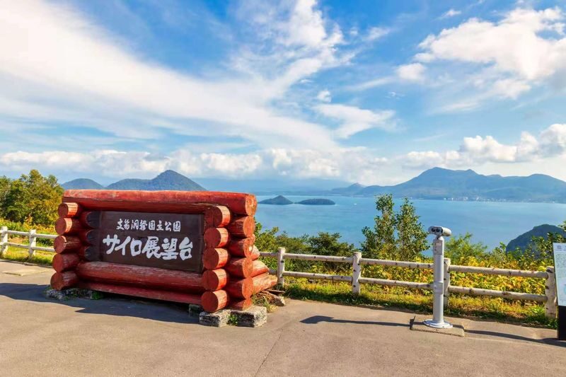 Lake Toya & Noboribetsu Hell Valley Full-Day Tour - Guides can add warmth and context