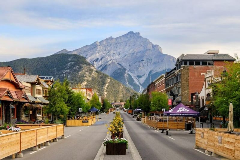 Lakes Louise & Moraine, Johnston Canyon & Banff One Day Tour - At a glance