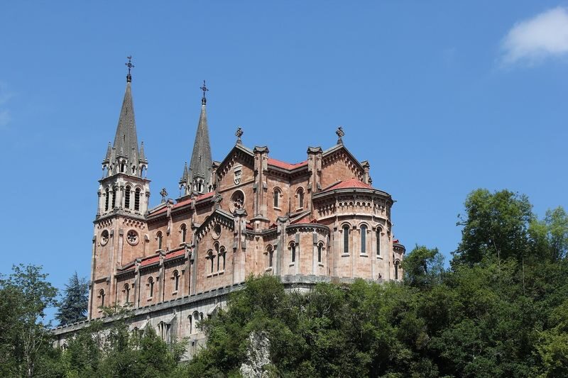 Lakes of Covadonga Full-Day National Park Tour - From Oviedo to the mountains
