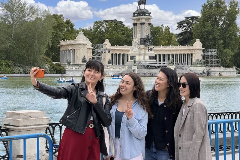 Landscape of Light (Retiro Park) and Prado Museum Tour in Madrid - Walk through El Retiro’s royal grounds