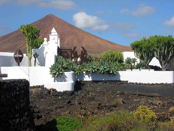 Lanzarote Cesar Manrique Excursion With Green Caves or Jameos Del Agua Entrance - Excursion Highlights