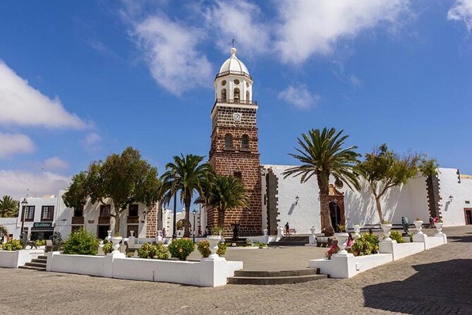 Lanzarote: Corona Volcano, Lava Caves, Cesar Manrique Bus Tour - Exploring Lanzarotes North Side