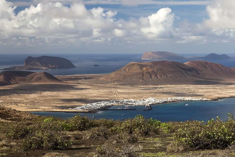 Lanzarote: Ferry to La Graciosa with Wi-Fi (free parking) - Discovering La Gaciosa