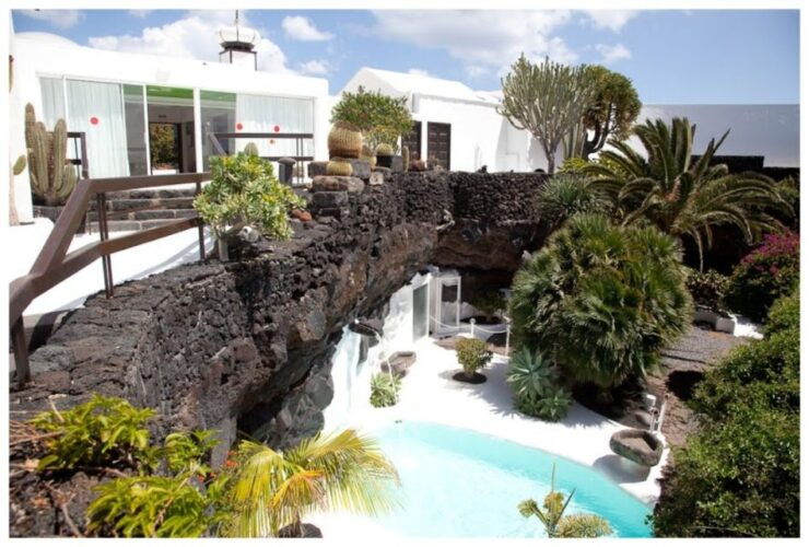Lanzarote: Full Day Bus Tour With Scenic Views - Tour Duration and Languages