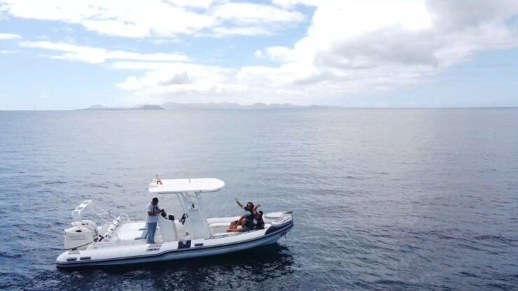 Lanzarote: Private Boat Trip 2:30h - Activity Duration and Guide Availability