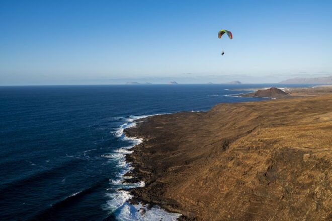 Lanzarote: Tandem Paragliding Flight Over Lanzarote - Selecting Participants and Date