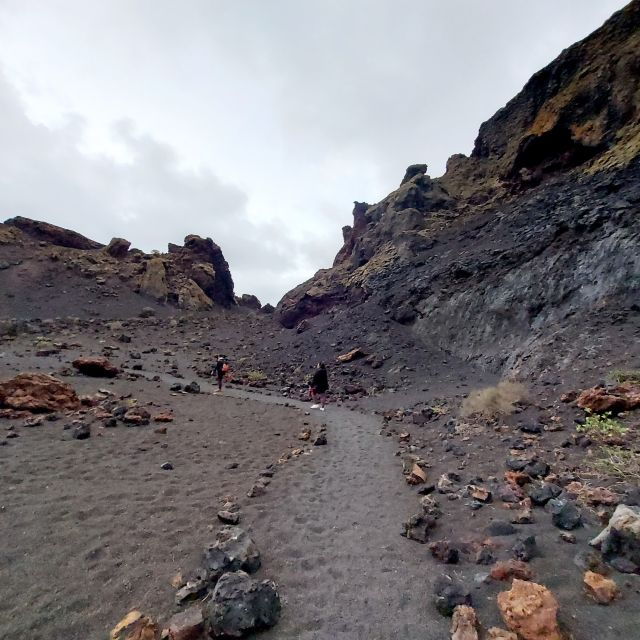 Lanzarote: Timanfaya Natural Park Trekking Tour - Tasting Local Flavors