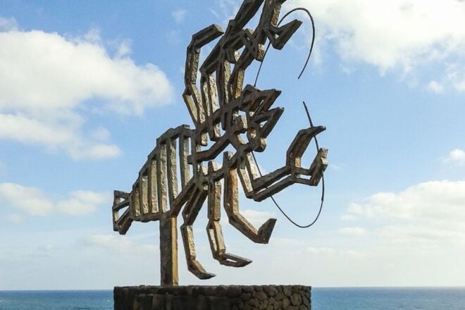 Lanzarote: Volcanoes & Caves Guided Day Trip With Transfers - Logistics and Information