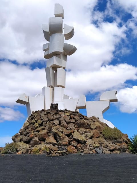 LANZAROTE'S VOLCANIC ESSENCE TOUR FROM FUERTEVENTURA - El Golfo