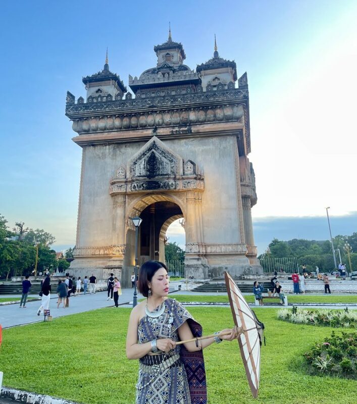 Laos Traditional Costume Photo Tour in Vientiane - Second stop: Patuxay and the city view