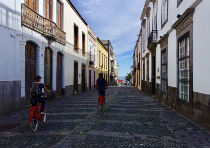 Las Palmas De Gran Canaria: Guided City Tour by Bike - Cycling Along the Iconic Las Canteras Beach