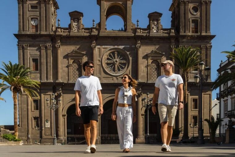Las Palmas: Gourmet Tapas and Wine Tour in the Old Town - Exploring the Historic District of Vegueta