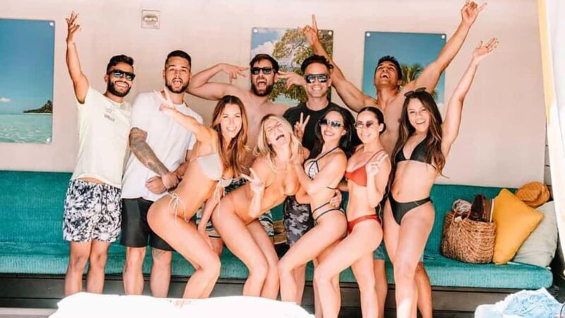 Las Vegas : Pool Crawl w/ Party Bus, Open Bar & VIP Entry - Who Will Love This Tour?