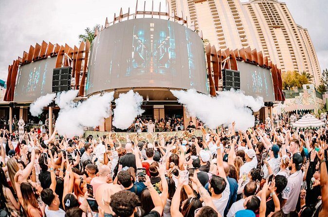 Las Vegas Pool Crawl with Party Bus & Free Drinks - FAQs