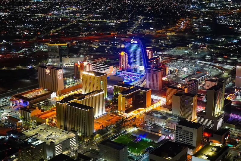 Las Vegas Strip Highlights Helicopter Flight Experience - Who will get the most from this flight