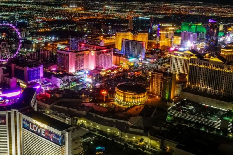 Las Vegas Strip Highlights Helicopter Tour with Optional Transfers - Who will get the most from this flight