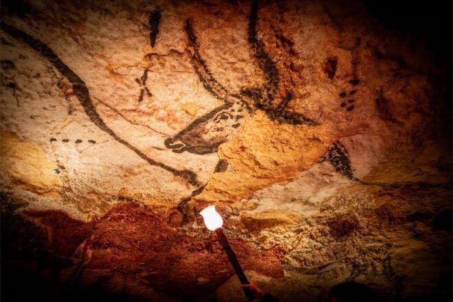 Lascaux IV: Full Replica Cave Experience Ticket - Tour Guide Information