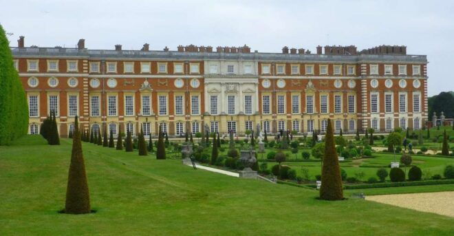 Layover Private Tour of Hampton Court Palace Fast Track Pass - Free Cancellation Option