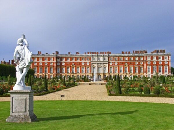 Layover Private Tour of Hampton Court Palace Fast Track Pass - Multimedia Audio Guides Provided