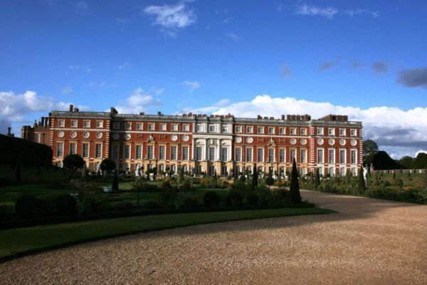 Layover Private Tour of Hampton Court Palace Fast Track Pass - Memorable Layover Experience