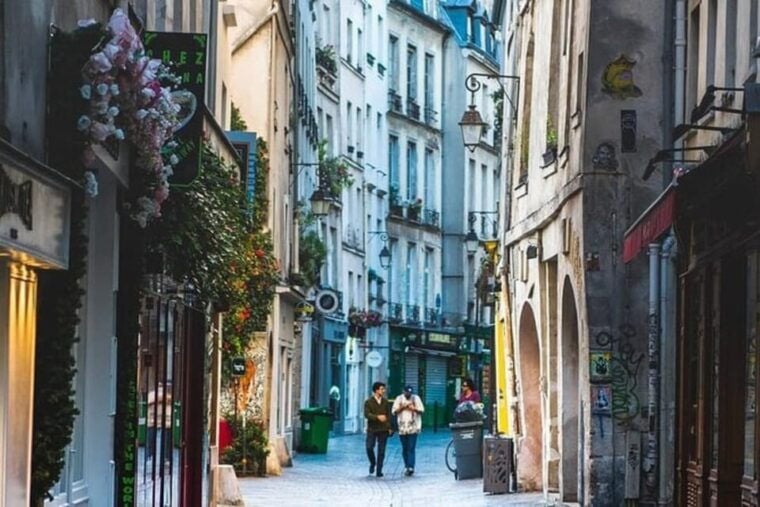 Le Marais Guided Walking Tour - Exploring the Historic Architecture