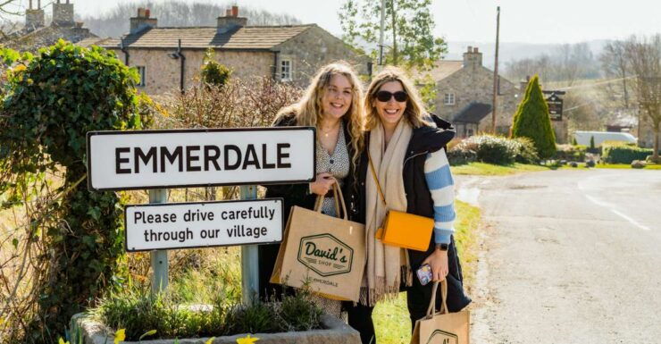 Leeds: Emmerdale Village Set Guided Tour - Experience