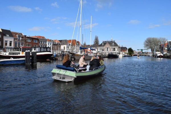 Leiden: Electric Boat Rental - Suitability and Accessibility
