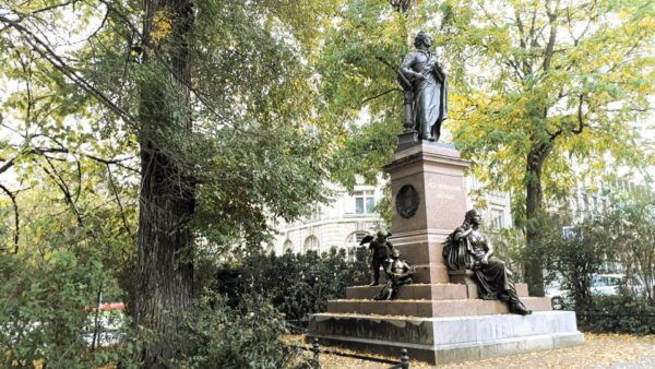 Leipzig: Historic Center Self-Guided Walking Tour - Getting to Leipzig