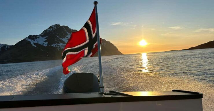 Leknes: 2 Hour Private Exclusive Midnight Sun Cruise by Boat - Onboard Amenities