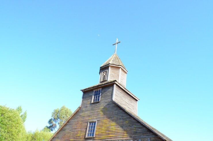 Lemuy Island: Churches and Trees in Chiloé. - Churches of Lemuy Island