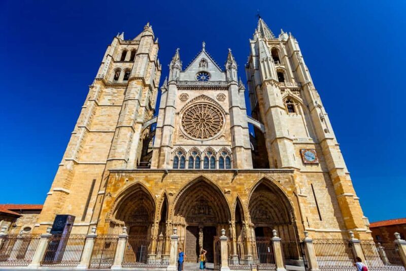 León Cathedral: tour with a local art historian - In-Depth Look at the Tour Experience