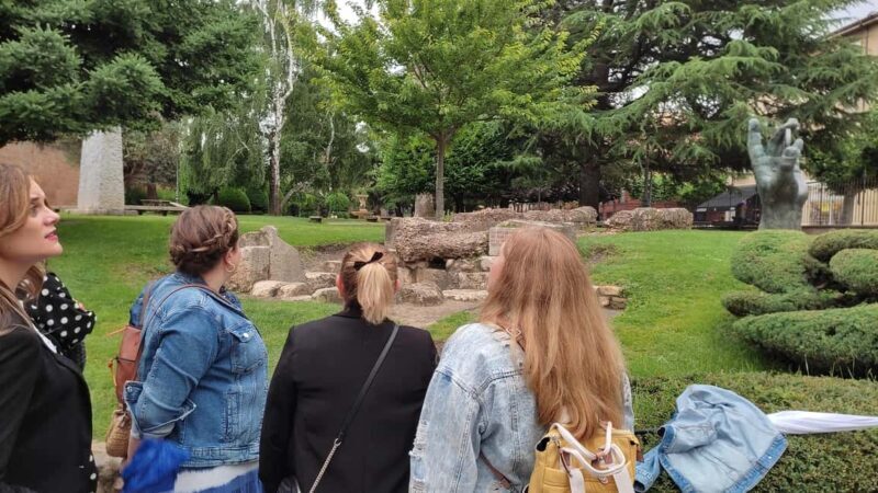 León: Private tour with a local art historian - FAQ