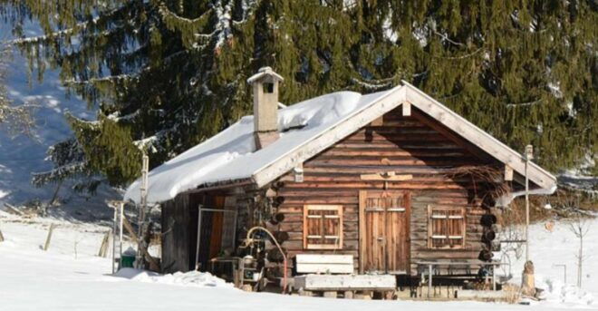 Les Menuires: Snowshoe Walk in Heart of an Alpine Refuge - Charming Refuge